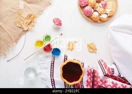 Intimo tea party autunnale con coloranti funghi marshmallow per i bambini, dolcetti fatti a mano. Foto Stock