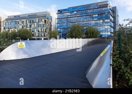 Meads Reach Bridge un ponte pedonale e ciclabile sul fiume Avon a Temple Quay Bristol, città di Bristol, Inghilterra, Regno Unito Foto Stock