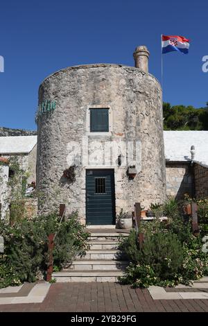 Ex diciottesimo. Century Mill ora ristorante Konoba Mlin a Bol, Isola di Brac, Dalmazia, Croazia, Europa. Foto Stock