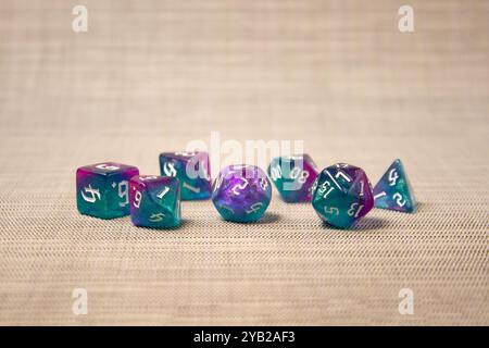 Set di dadi per giochi da tavolo fantasy dnd e rpg. Dadi poliedrici da gioco da tavolo con lati diversi isolati su sfondo bianco Foto Stock