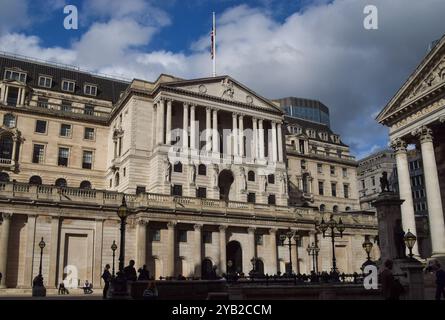 Londra, Regno Unito. 16 ottobre 2024. Visione generale della Banca d'Inghilterra, dato che l'inflazione nel Regno Unito scende al di sotto del 2%, il che porta alle aspettative che la banca taglierà i tassi di interesse. (Credit Image: © Vuk Valcic/SOPA Images via ZUMA Press Wire) SOLO PER USO EDITORIALE! Non per USO commerciale! Foto Stock