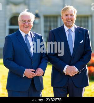 Dinkelland, Paesi Bassi, 2024-10-16 16:33:06 DINKELLAND, 16-10-2024, re Willem Alexander e il presidente federale tedesco Frank-Walter Steinmeier sono in visita di lavoro nel comune di Dinkelland. La visita si concentra sulla cooperazione in varie aree di questa regione di confine tedesco-olandese. FOTO: NLBeeld/PISCINA/Schoemaker credito: NL Beeld / Patrick van Emst Foto Stock