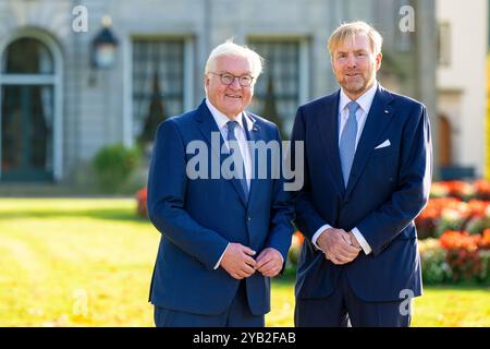 Dinkelland, Paesi Bassi, 2024-10-16 16:33:47 DINKELLAND, 16-10-2024, re Willem Alexander e il presidente federale tedesco Frank-Walter Steinmeier sono in visita di lavoro nel comune di Dinkelland. La visita si concentra sulla cooperazione in varie aree di questa regione di confine tedesco-olandese. FOTO: NLBeeld/PISCINA/Schoemaker credito: NL Beeld / Patrick van Emst Foto Stock