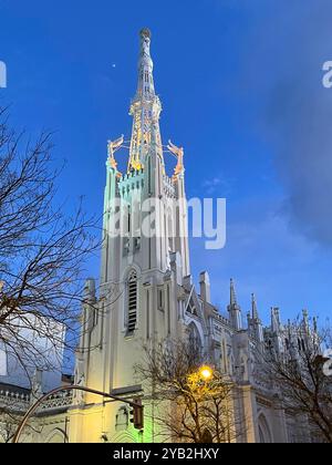 Torre della chiesa di la Concepcion, vista notturna. Via Goya, Madrid, Spagna. Foto Stock