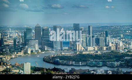 Londra, Regno Unito. 16 ottobre 2024. Una vista di Canary Wharf e dei suoi grattacieli ed edifici finanziari da Horizon 22, la galleria d'osservazione pubblica al 22 Bishopsgate, uno degli edifici più alti della City di Londra. Michael Mainelli, sindaco della città di Londra e capo cerimoniale del centro finanziario di Londra, in un'intervista alla stampa, ha affermato che la partenza della Gran Bretagna dall'Unione europea è costata al centro finanziario di Londra circa 40.000 posti di lavoro e che "la Brexit è stata un disastro”. Crediti: Stephen Chung / Alamy Live News Foto Stock