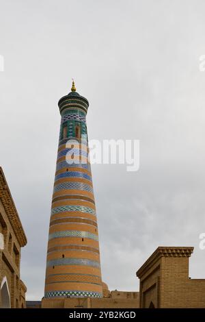 Minareto Islam Khodja al tramonto a Ichan Kala, antica città interna della città vecchia di Khiva nella regione di Khorezm, Uzbekistan Foto Stock