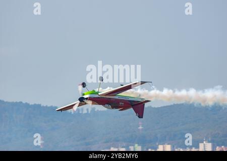 Il pilota acrobatico Zoltan Veres effettua un volo invertito sulla pista su un aeromobile MXS. Spettacolo aereo Kosice 2024. Slovacchia, Europa. Foto Stock
