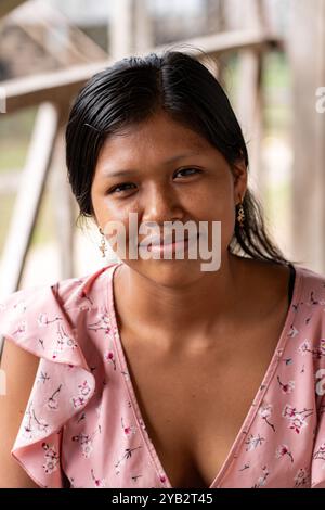 Volti dell'Amazzonia: La giovane madre posa a Libertad, Perù Foto Stock