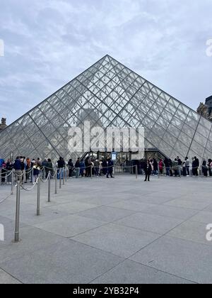 Piramide di vetro e metallo nel cortile principale del Palazzo del Louvre. La grande piramide funge da ingresso principale al Museo del Louvre. Foto Stock