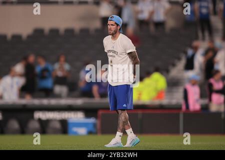 Rodrigo de Paul durante la pre-partita della nazionale di calcio argentina ha ottenuto una straordinaria vittoria per 6-0 contro la Bolivia durante il decimo turno delle qualificazioni ai Mondiali sudamericani al Monumental Stadium di Buenos Aires, Argentina, il 15 ottobre 2024. Lionel messi segnò tre gol e fornì due assist, portando l'Argentina a 22 punti e assicurandosi il posto in cima alla classifica. I gol di Lautaro Martínez, Julián Álvarez e Thiago Almada completarono la prestazione dominante, concludendo la striscia vincente boliviana di tre partite. (Foto di UNAR Photo/Sipa USA) Foto Stock