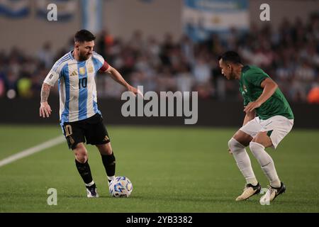 La nazionale argentina di calcio ha vinto per 6-0 contro la Bolivia durante il decimo turno delle qualificazioni ai Mondiali sudamericani al Monumental Stadium di Buenos Aires, Argentina, il 15 ottobre 2024. Lionel messi segnò tre gol e fornì due assist, portando l'Argentina a 22 punti e assicurandosi il posto in cima alla classifica. I gol di Lautaro Martínez, Julián Álvarez e Thiago Almada completarono la prestazione dominante, concludendo la striscia vincente boliviana di tre partite. (Foto di UNAR Photo/Sipa USA) Foto Stock