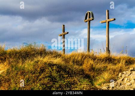 Tre croci commemorative. Attraversa in legno l'assedio di Eger, il castello di Eger, Eger, Ungheria Foto Stock
