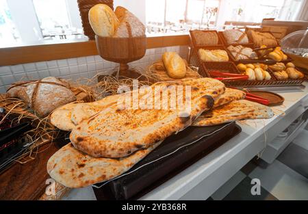 Una varietà di prodotti appena sfornati presso il negozio di alimentari. Foto Stock