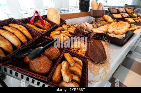 Una varietà di prodotti appena sfornati presso il negozio di alimentari. Foto Stock