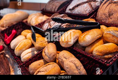 Una varietà di prodotti appena sfornati presso il negozio di alimentari. Foto Stock