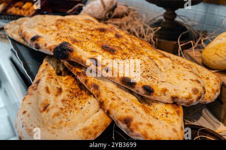 Lavash appena sfornato in un negozio di alimentari. Foto Stock