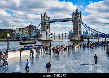 La chiatta a vela del Tamigi ti aspetta per passare attraverso il Tower Bridge, Londra. REGNO UNITO Foto Stock