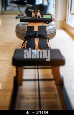 Vogatore in palestra. Concetto di formazione. Foto Stock