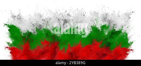 bandiera colorata della bulgaria con esplosione di polvere di vernice holi di colore bianco, verde e rosso, isolata su sfondo bianco. la nazionale bulgara in europa viaggia e verso Foto Stock
