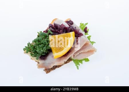 Salato smørrebrød danese con insalata di carne, pâté e bacon su rugbrød. Un classico sandwich a vista, perfetto per un pasto abbondante. Foto Stock