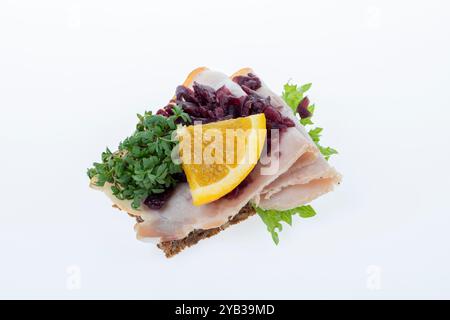 Salato smørrebrød danese con insalata di carne, pâté e bacon su rugbrød. Un classico sandwich a vista, perfetto per un pasto abbondante. Foto Stock