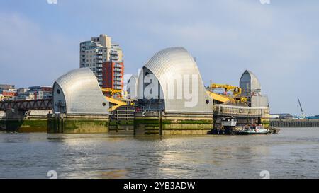 Londra, Regno Unito - 19 settembre 2024; barriera di marea del Tamigi con cancello aperto che splende nelle giornate più luminose Foto Stock