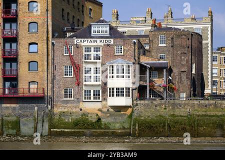 Londra, Regno Unito - 19 settembre 2024; Captain Kid pub fronte fiume dal Tamigi con cartello Foto Stock