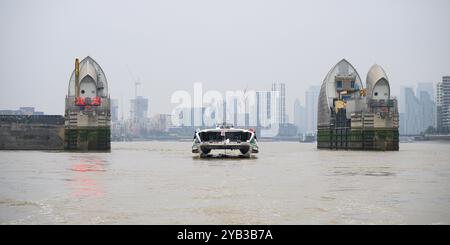 Londra, Regno Unito - 19 settembre 2024; Uber Boat by Thames Clippers catamarano Tornado Clipper passando per la barriera del Tamigi Foto Stock