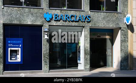 Londra, Regno Unito - 19 settembre 2024; filiale della Barclays Bank a Londra con cartello e logo con bancomat Foto Stock