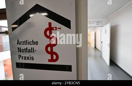 Leonberg, Germania. 16 ottobre 2024. Un cartello con la scritta "Ärztliche Notfall-Praxis" è esposto di fronte a uno studio di guardia in un ospedale. Crediti: Bernd Weißbrod/dpa/Alamy Live News Foto Stock