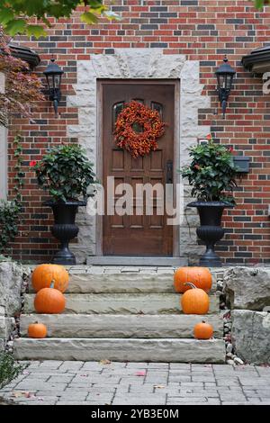 Porta d'ingresso della casa con decorazioni autunnali Foto Stock