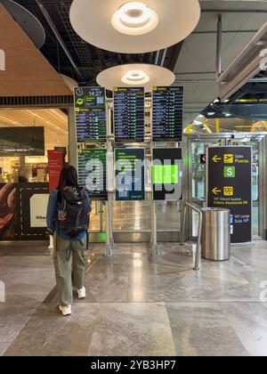 Pannello di visualizzazione delle partenze dei voli, aeroporto di Barajas, Madrid, Spagna Foto Stock