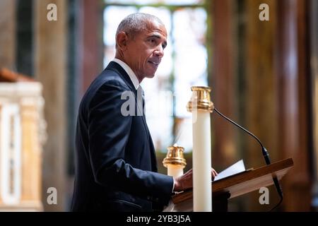 Washington, Stati Uniti. 16 ottobre 2024. L'ex presidente Barack Obama parla in occasione di una cerimonia commemorativa per Ethel Kennedy, la vedova di Robert F. Kennedy, presso la Cattedrale di San Matteo Apostolo a Washington, DC, USA, 16 ottobre 2024. Kennedy morì il 10 ottobre a 96 anni. Crediti: SIPA USA/Alamy Live News Foto Stock