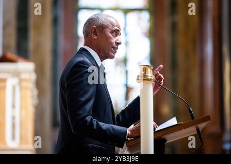 Washington, Stati Uniti. 16 ottobre 2024. L'ex presidente Barack Obama interviene in un servizio commemorativo per Ethel Kennedy, la vedova di Robert F. Kennedy, nella Cattedrale di San Matteo Apostolo a Washington, DC, mercoledì 16 ottobre 2024. Kennedy morì il 10 ottobre a 96 anni. Foto di Jim lo Scalzo/UPI credito: UPI/Alamy Live News Foto Stock