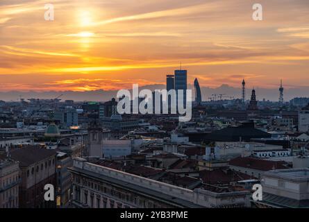 Una foto di Milano al tramonto, con il quartiere CityLife al centro e il Castello Sforzesco sulla destra. Foto Stock