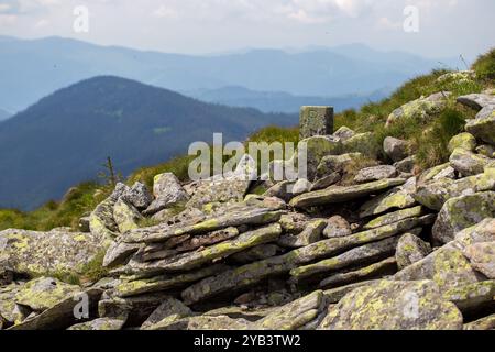 Carpazi, cresta di Chornohora, montagna di Hoverla (2061 m), pilastro - confine della prima guerra mondiale immagine di attraente. Sfondo fotografico brillante. Foto Stock