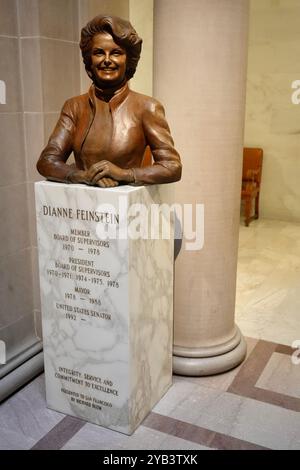 Statua dell'ex sindaco Dianne Feinstein nel municipio. Foto Stock