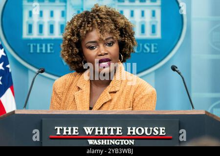 Washington, Stati Uniti. 16 ottobre 2024. La segretaria della Casa Bianca Karine Jean-Pierre ha parlato ad un comunicato stampa nella sala riunioni della Casa Bianca a Washington (foto di Michael Brochstein/Sipa USA) crediti: SIPA USA/Alamy Live News Foto Stock