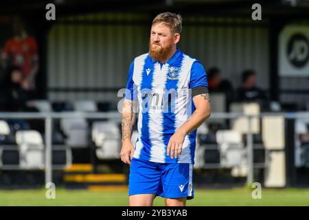 Pontardawe, Galles. 5 ottobre 2024. Alex Brayley dei Giants grave durante il FAW Amateur Trophy Round Two match tra Pontardawe Town e Giants grave al Parc Ynysderw di Pontardawe, Galles, Regno Unito, il 5 ottobre 2024. Crediti: Duncan Thomas/Majestic Media. Foto Stock