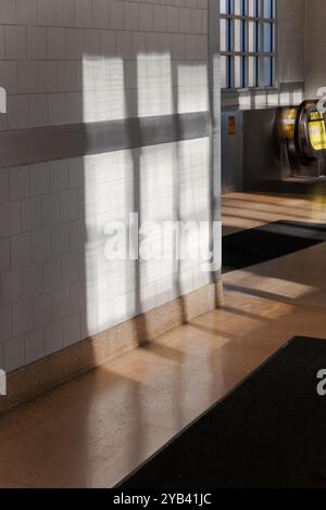 Luci e ombre in un corridoio alla stazione ferroviaria di Baltimora. Foto Stock