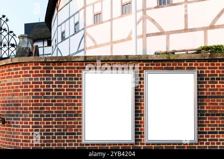Cartelloni vuoti sul muro di un edificio nel centro di Londra Foto Stock