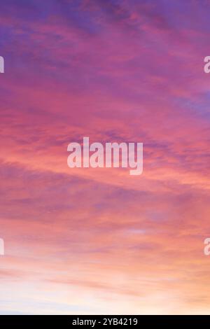Cielo colorato all'alba Foto Stock