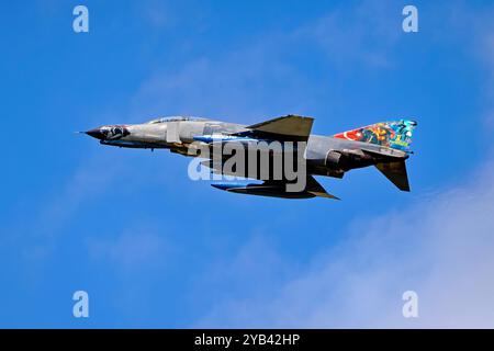 Un McDonnell Douglas F-4E Phantom II, 73-1023, parte dal 2024 RAF Fairford Royal International Air Tattoo, Gloucestershire, Inghilterra Foto Stock