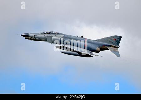 Un McDonnell Douglas F-4E Phantom II dell'aeronautica turca, 77-0286, parte dal 2024 RAF Fairford, Royal International Air Tattoo, Gloucestershire, Regno Unito Foto Stock