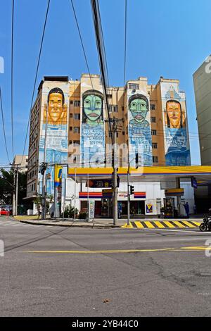 RIO DE JANEIRO, BRASILE - 12 ottobre 2024: Graffiti dipinti sulle facciate degli edifici nel quartiere di Tijuca Foto Stock