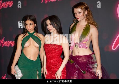 New York, Stati Uniti. 15 ottobre 2024. Luna Sofia Miranda, Mikey Madison e Lindsey Normington partecipano alla prima di ''Anora'' a New York al Regal Times Square di New York, USA, il 15 ottobre 2024. (Foto di Thenews2/NurPhoto) crediti: NurPhoto SRL/Alamy Live News Foto Stock