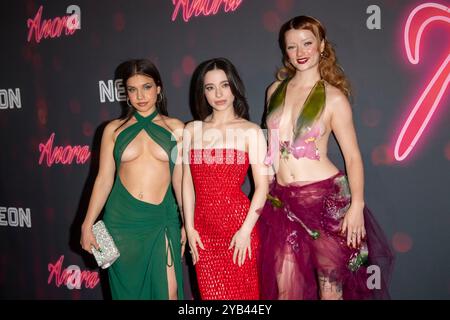 New York, Stati Uniti. 15 ottobre 2024. Luna Sofia Miranda, Mikey Madison e Lindsey Normington partecipano alla prima di ''Anora'' a New York al Regal Times Square di New York, USA, il 15 ottobre 2024. (Foto di Thenews2/NurPhoto) crediti: NurPhoto SRL/Alamy Live News Foto Stock