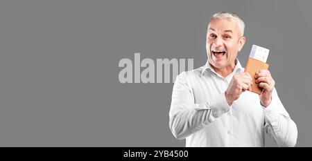 Happy Senior con biglietti e passaporto Foto Stock