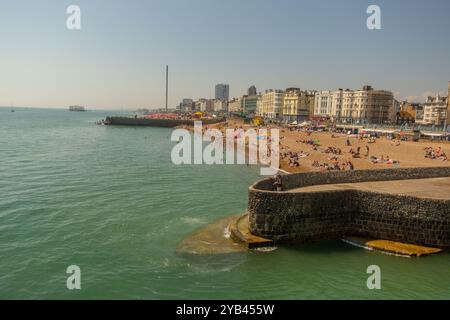 La spiaggia di Brighton dal Palace Pier Foto Stock