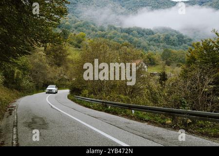 Guida in auto su strada di campagna nel comune di Foca, Bosnia ed Erzegovina Foto Stock